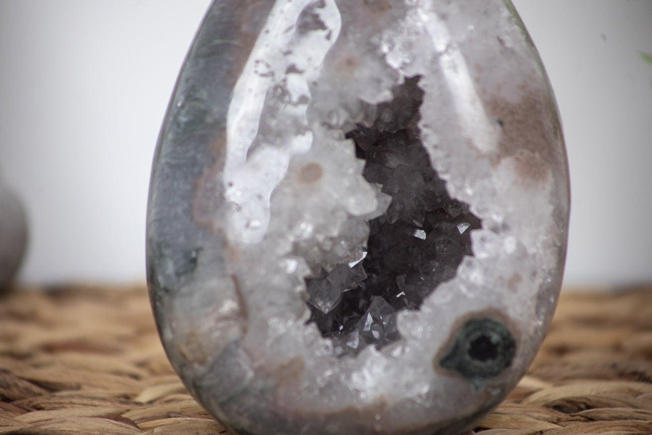 Stunning Quartz and Jasper Natural Stone Egg Carving - STE0043